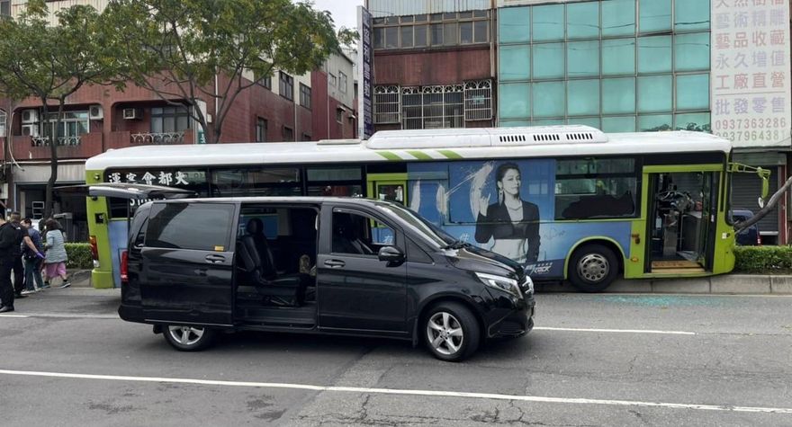 新北樹林區重大車禍！公車轎車機車撞一團　騎士當場死亡