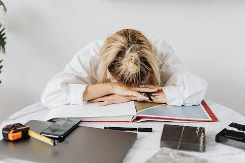 午休趴睡恐害身體「出現5問題」！醫示警：小心趴到中風 最佳午睡姿勢曝