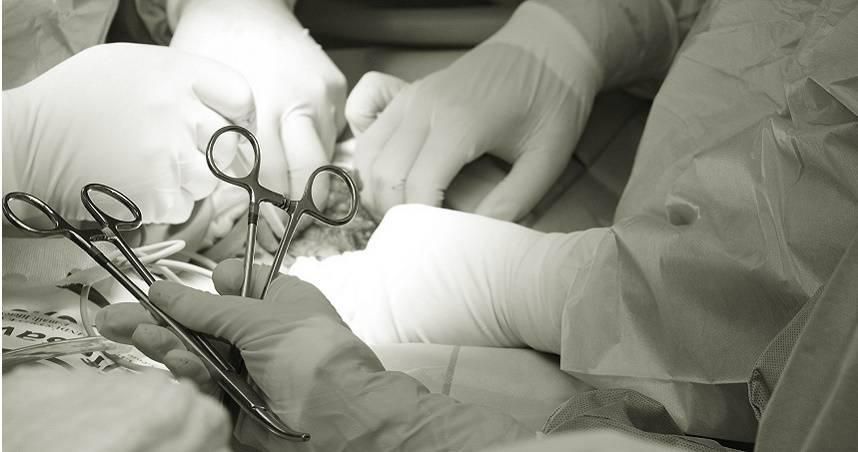 剖腹產後肚子痛爆！手術鉗「留胃戳膀胱」尿道感染　她嚇歪：以為得絕症
