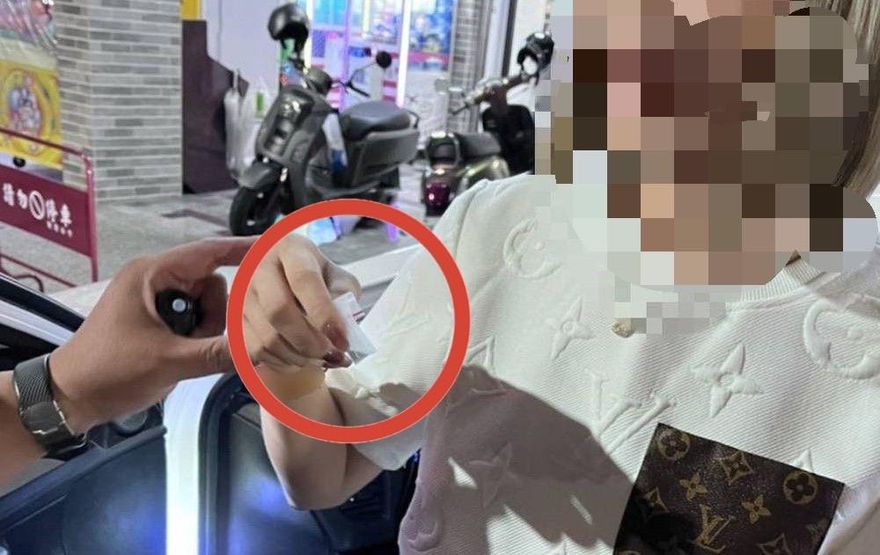 穿著LV的毒蟲！女違停被驅趕　吹哨警眼尖瞄到車內「菸盒」漏餡