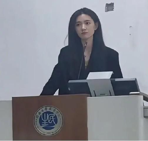 影/正妹女師「神仙顏值」神似江疏影　學生直呼：上了一次課還想上！