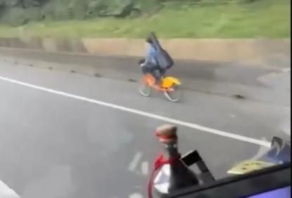爭路權？男子背吉他騎YouBike攻國道　三寶騎車法警方說有這後果