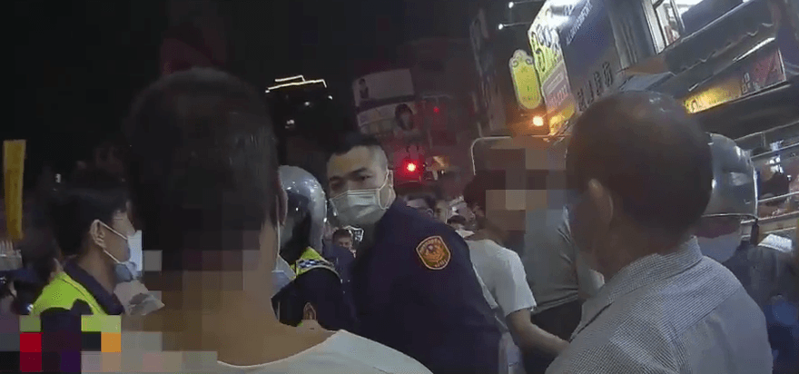 快訊/陣頭群眾大亂鬥　蘆洲遶境活動起衝突　大批警壓制帶回3人偵訊