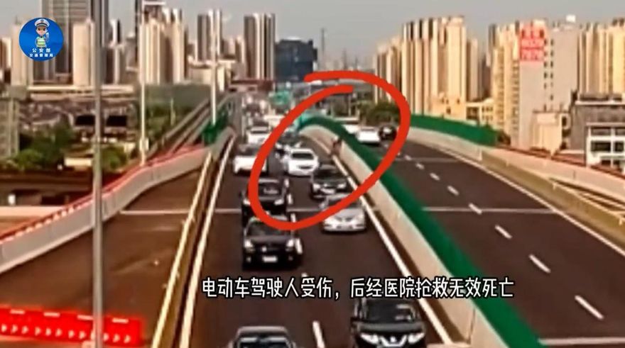 單車逆上高架「慘被迎面撞噴」！甩飛半空落地遭輾斃　奪命白車「謀殺式衝撞」畫面曝