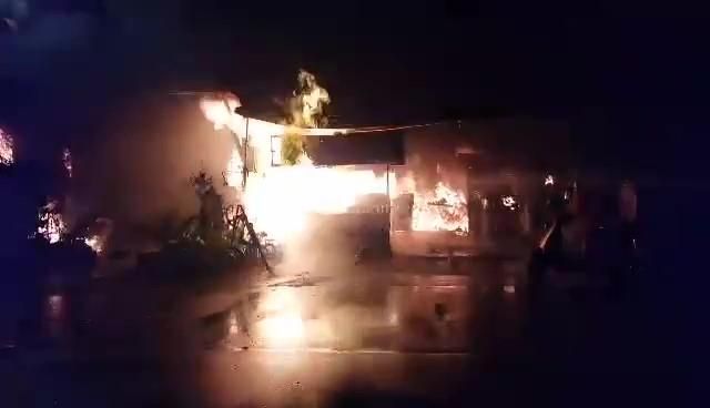 桃園小吃店大火！民眾受困頂樓…雲梯車急升1男2女獲救