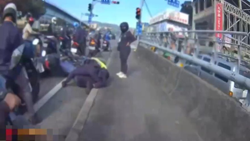 跑給警察追罰很大！板橋男子拒檢狂逃　「玩命逆向」撞車遭逮…代價出爐
