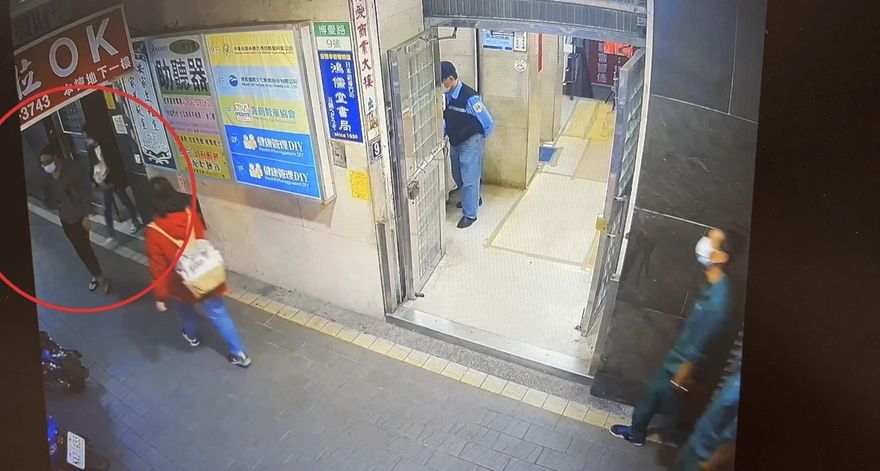 沒義氣！廁所放水13分鐘手機皮包全被偷　3賊到案互推「不是我」