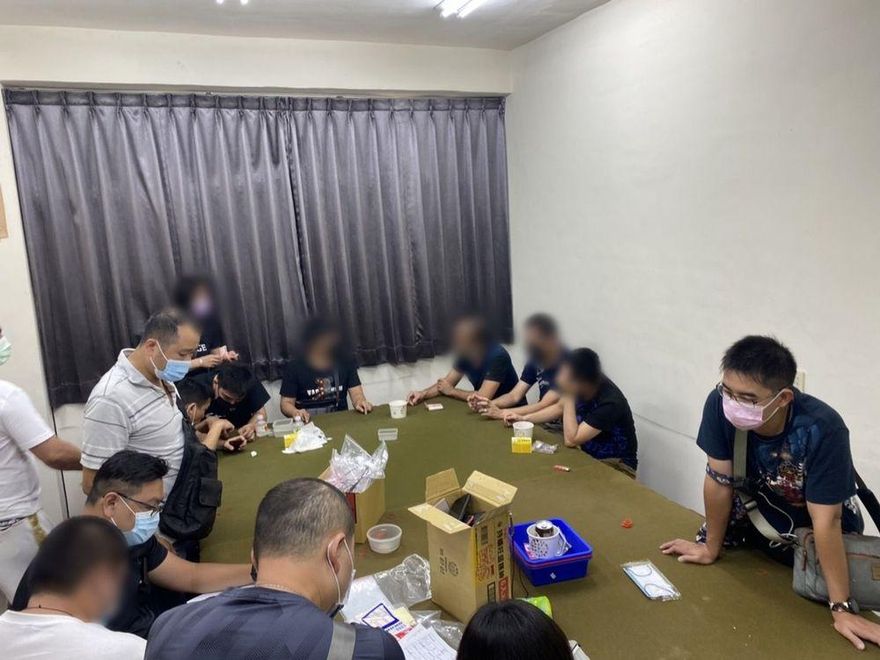 高雄抄獲天九牌賭場！警埋伏3天29人成擒　1賭客嚇到病發送醫