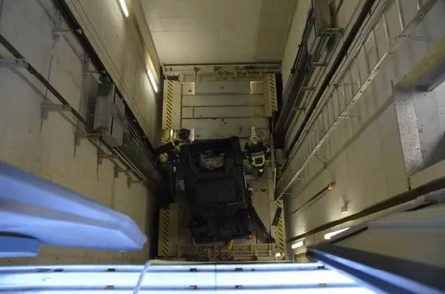 誤把電梯門當停車位　德國汽車墜入10公尺深電梯井幸無人傷亡