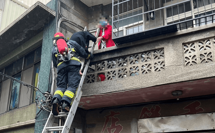 澡洗到一半「住宅火災警報器狂響」…男子驚險逃生