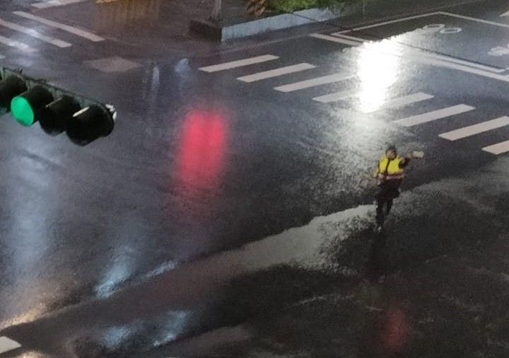 汐止警雨中執勤好辛苦！「連站4hrs」不停歇　派出所曝真相