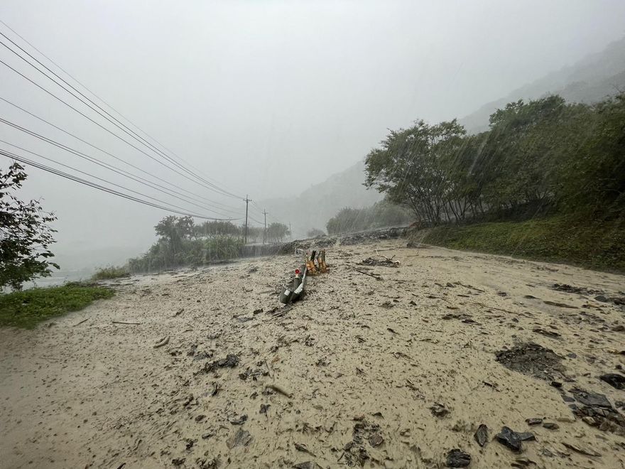 影/連日大雨土石鬆動！北橫公路86.5K「黃土崩落」雙向封閉　明中午12時前搶通