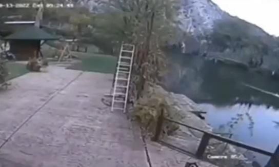 50遊客登死亡之橋！不聽勸齊走「下秒橋斷」　她們遭繩索纏困一命嗚呼