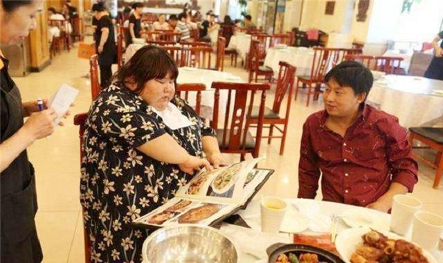 校花婚後被老公甜蜜餵食暴肥1百多公斤　還甜喊：「我變怎樣他都愛我」