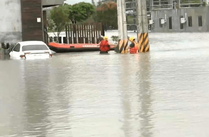 宜蘭迎雨彈轟炸！七賢馬路淹水　大水狂灌淹沒2車…橡皮艇急救援