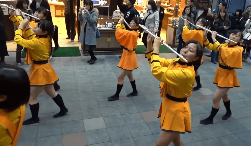 橘色惡魔藏「義肢女孩」專業跳躍吹奏　網友一看全噴淚