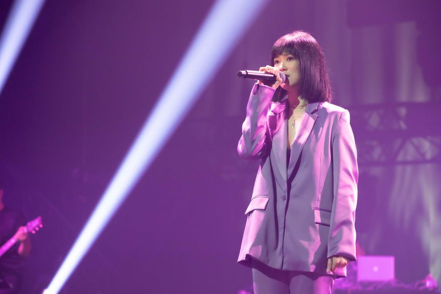金曲台語歌后火辣開唱「外套只搭蕾絲小可愛」！選曲「藏浪漫寓意」　親吐出櫃心聲