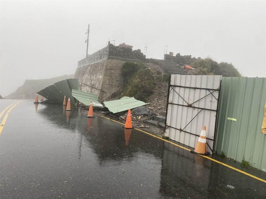 尼莎颱風雨彈狂炸！合歡山颳12級強風　武嶺亭施工圍籬慘遭吹垮