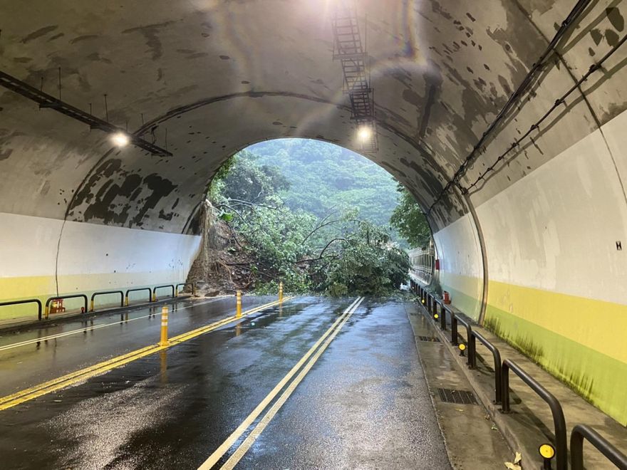 快訊/尼莎颱風暴雨來襲！康樂隧道口土石滑落…汐止休旅車半車身淹沒