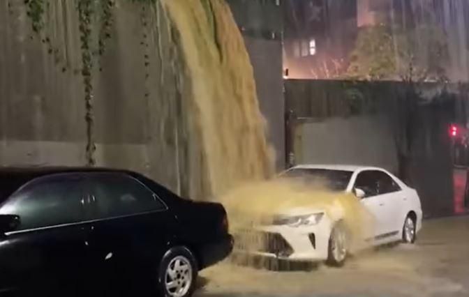 北市驚見「純天然洗車場」！黃泥水灌頂路邊轎車　網見慘況默哀：車界苦行僧