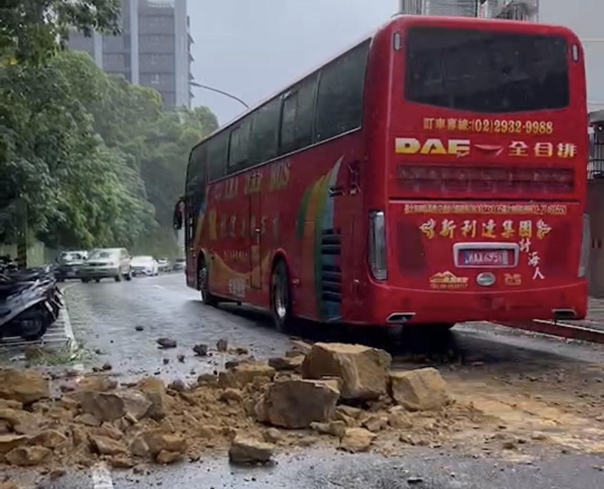 北市災情！內湖路二段巷弄土石崩落　僅剩一半車道搶修中