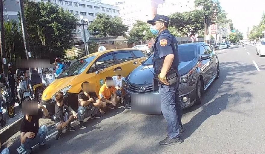 互看不爽爆衝突！台中陣頭聚集法院外　下秒群毆大亂鬥…警方急逮9人