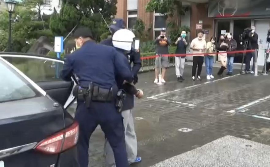 首露面！馬國女大生遭殺害第5天　嫌犯出院遭警押解偵訊釐清案情