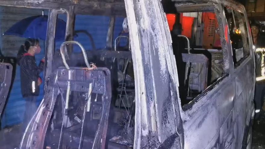 載運遺體「車遭火噬淪廢鐵」！北投葬儀社廂型車竄不明火勢　燒剩焦黑骨架慘波及5車