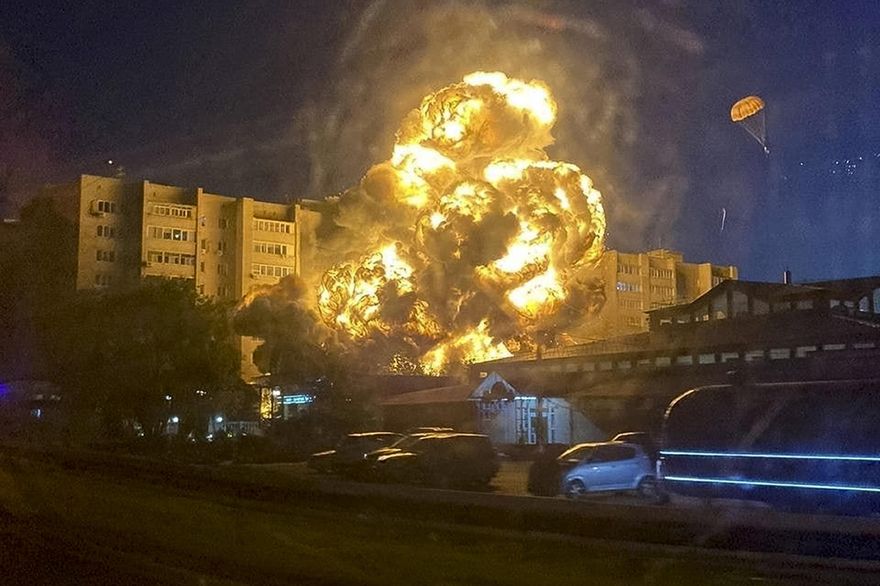 俄戰機墜毀「插進民宅爆火勢」！疑發動機釀禍　9層高樓陷火海至少3死畫面曝