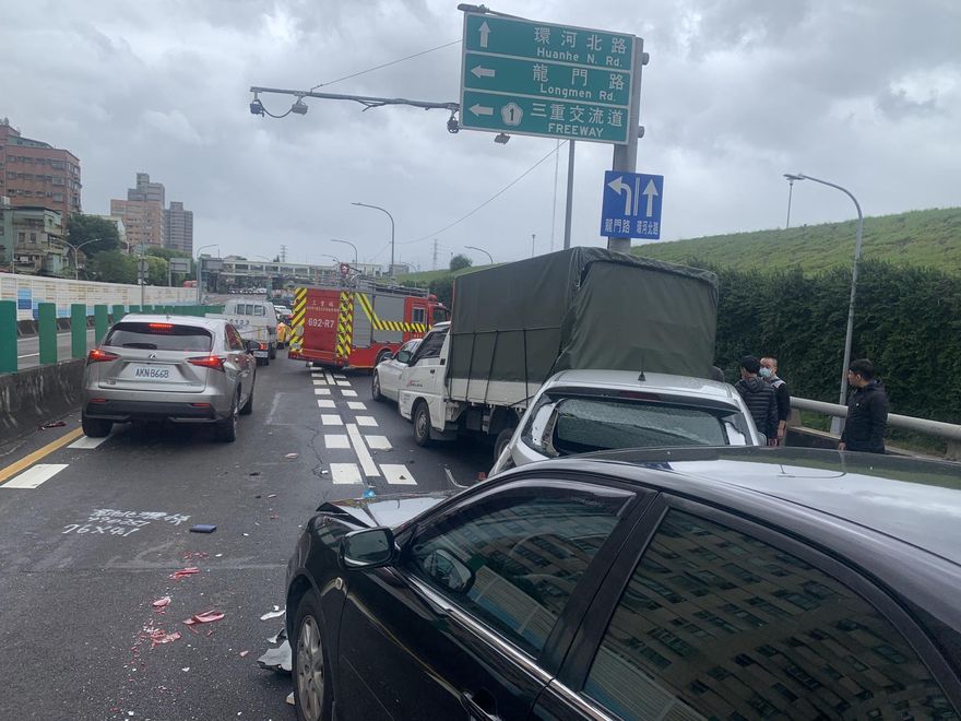 新北市三重連環車禍　6車追撞2人送醫