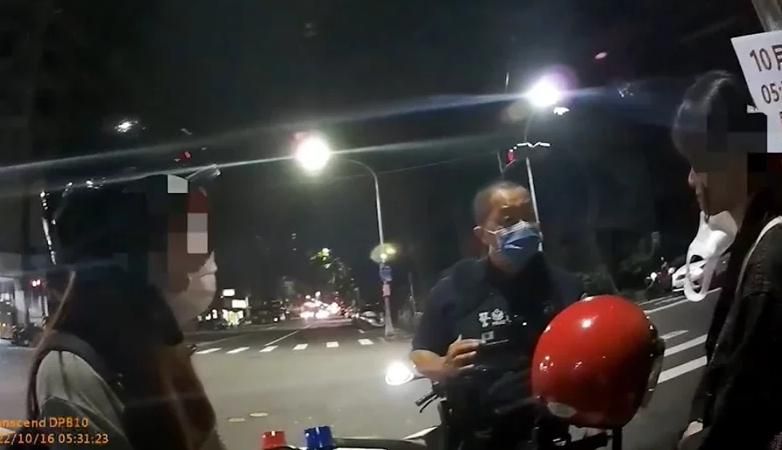 2嫩妞醉駕港都遭警攔！嬌喊「可不可以放過我們」　嗲功失效下場慘了