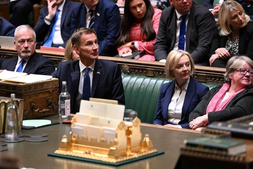 特拉斯面臨逼宮危機　英媒:新財相韓特已成為「實質上的首相」
