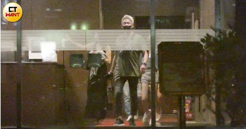 妻小留在家…53歲陶喆深夜續攤會館！頂金髮「護送2美女」畫面全曝光
