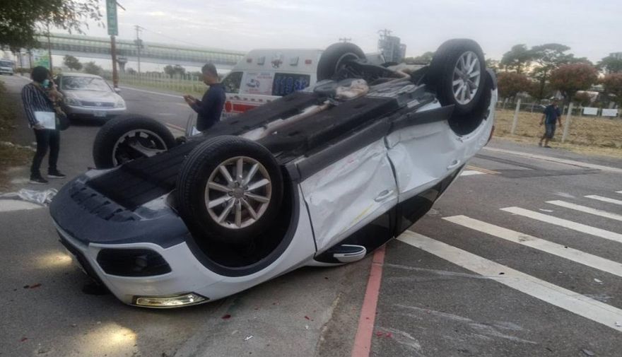 台中南屯夫妻開車衝撞計程車當場翻覆 7人受傷急送醫