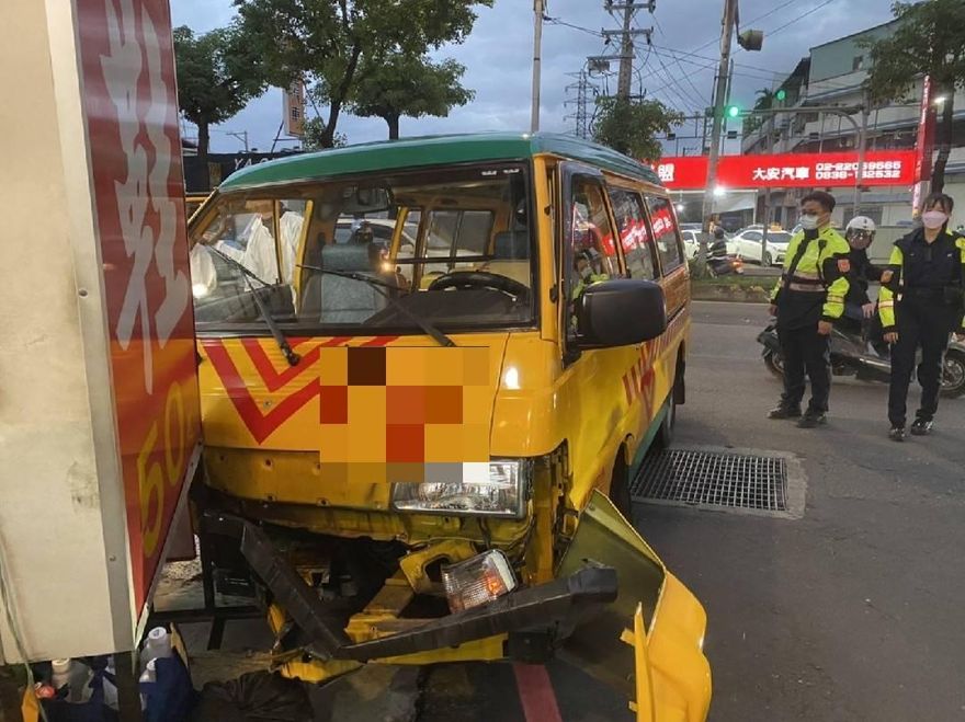 影/疑未禮讓直行車　娃娃車遭撞失控衝上人行道撞店面　1童送醫