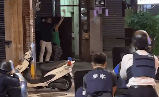 挾民眾與警對峙！青山宮槍手自轟亡　女人質還原事發情況