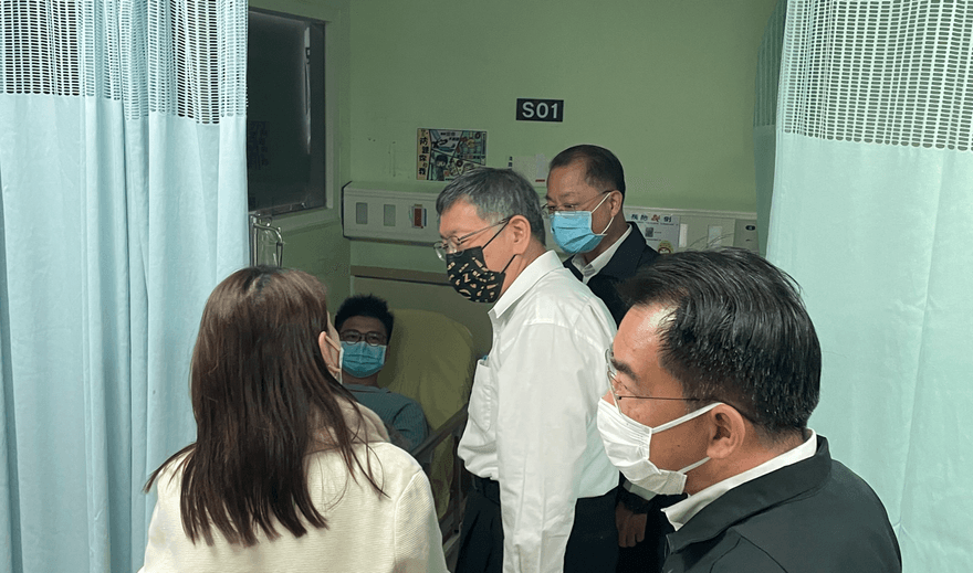 青山宮槍擊案1員警大腿中彈　柯文哲赴台大醫院探視
