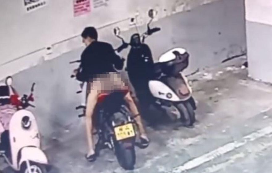 噁男脫褲「趴機車猛蹭狂抖」！重機驚留不明液體　他沾手聞崩潰：是嘉明的味道
