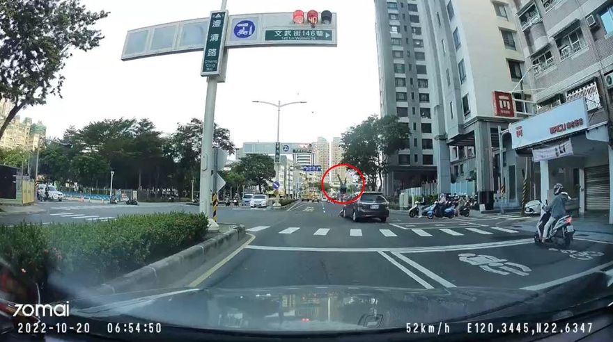 飆闖路口「撞噴橫向騎士」！他甩飛半空重落地　機車秒成廢鐵恐怖瞬間曝