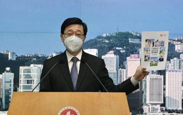 李家超承認近年離港人數增加：「原因不一」