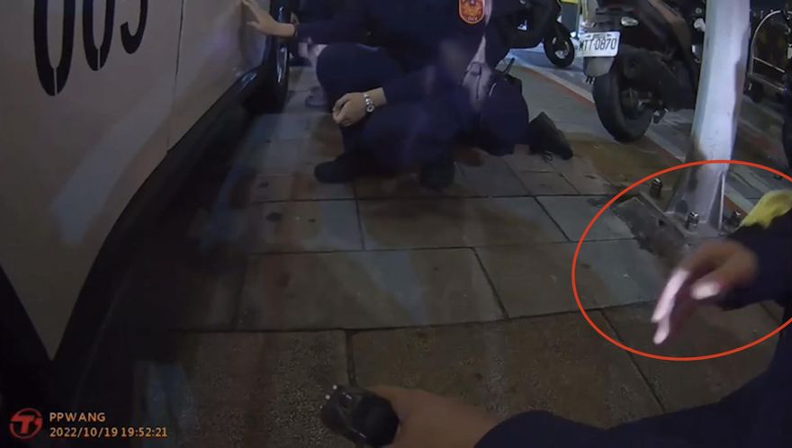 中槍影片曝光！槍手「阿國」飲料店與警對峙開7槍　龍山所警員喊「好痛！」