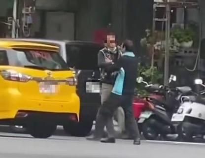 加起來130歲還網內互打！三重2阿公運將搶客互K　阿嬤驚逃生意全泡湯