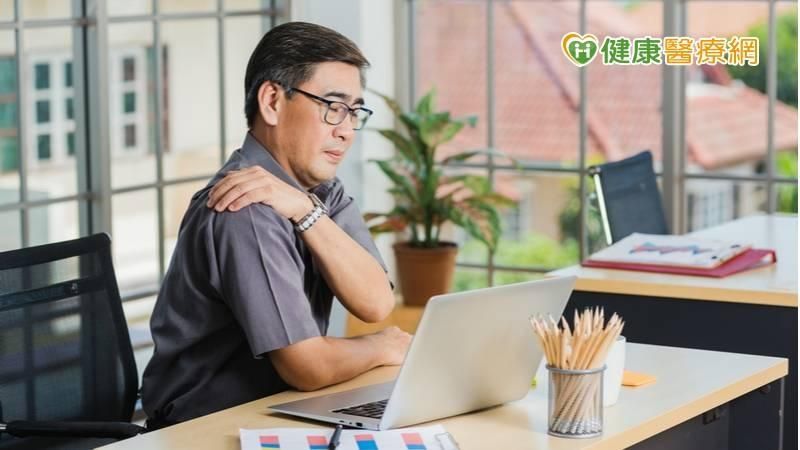 5成上班族恐椎間盤突出！　物理治療師教「自我牽拉」搶救肩痛脖子硬！