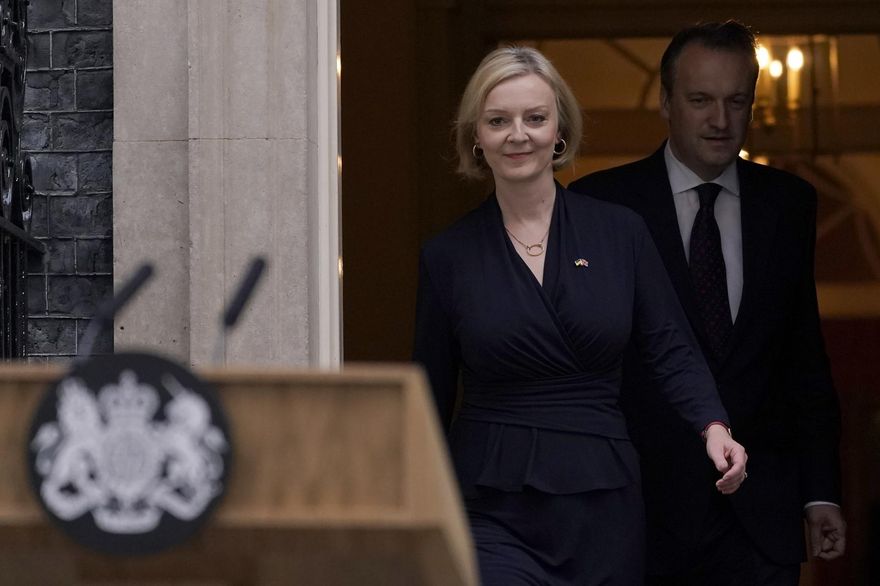 英國女首相絕望中辭職了　留下的五個嚴重後果