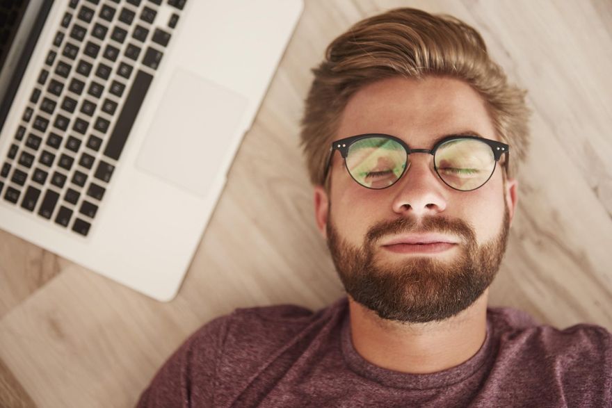 睡眠不足比膽固醇可怕！研究發現：「每天睡不到7hr」血管整個塞光光