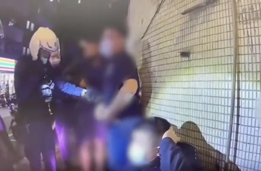 恐怖情人！男子不甘被分手　撂人圍堵前女友亮刀恐嚇