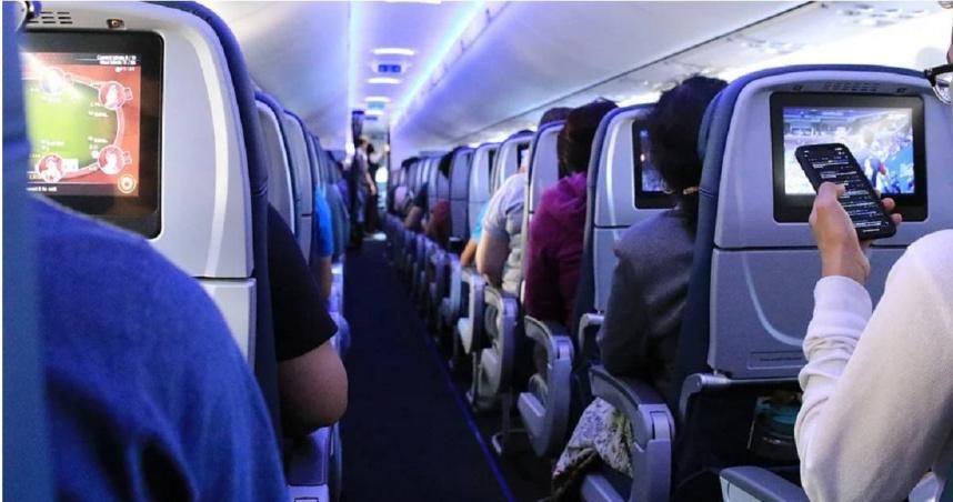 機上「骯髒生活」大解密！前空姐籲「勿赤腳上廁所」：小心踩到尿