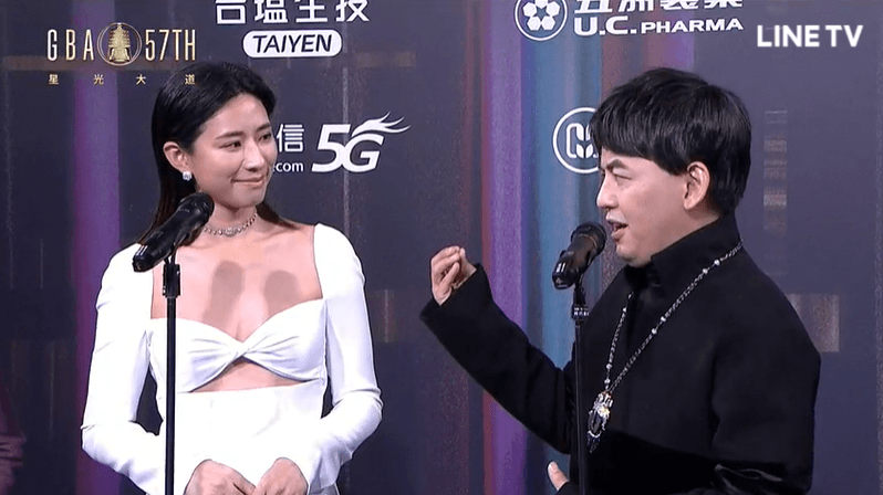 金鐘57/黃子佼搭檔「周興哲未婚妻」二度走紅毯！她胸前「只有一片布」大秀纖細腰身