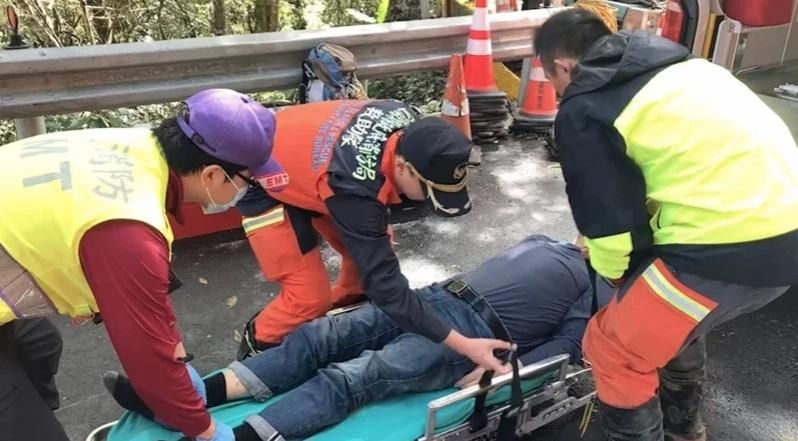 明池山莊1員工吐血送醫！台七線順利搶通撤離96人　失聯鄭女仍搜尋中