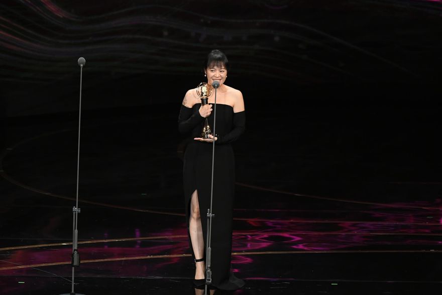 金鐘57/《比悲傷：影集版》抱走「迷你劇集導演獎」！改編劇情更豐富